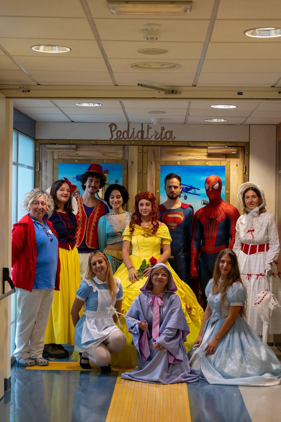 Personaggi Disney e supereroi in visita al reparto di Pediatria dell ...